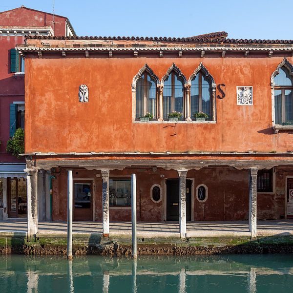 House on Murano with roof along water by Joost Adriaanse