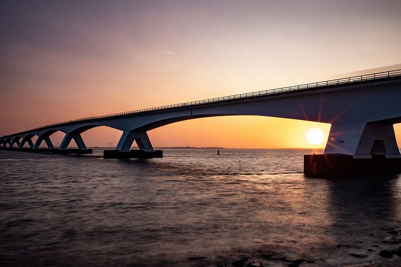 Le Zeelandbrug, Zeeland (Pays-Bas) au lever du soleil. par Gert Hilbink