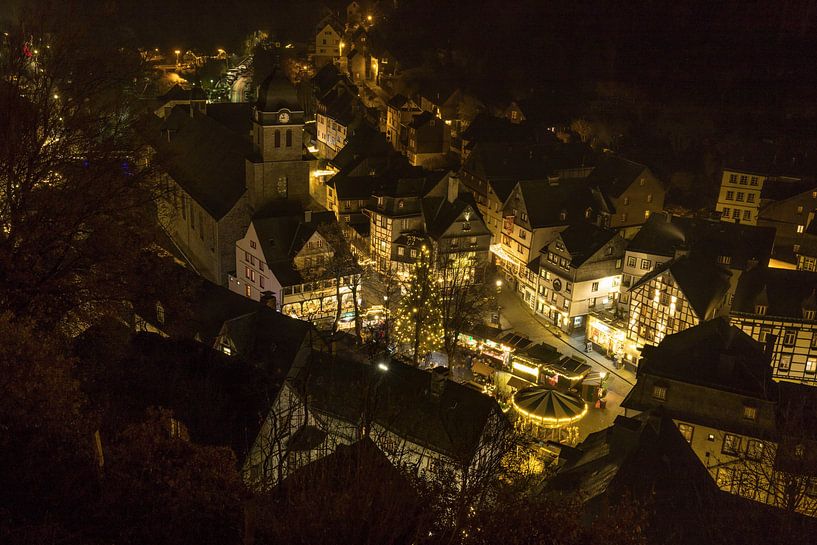Nachtopname van de oude stad van Monschau van Gottfried Carls