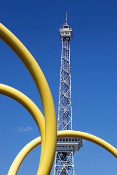 BERLIJN Radio Toren - gele slang van Bernd Hoyen