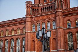 Rhythmus in Ziegelstein – Detailansicht des Roten Rathauses in Berlin von Robert Jan Smit