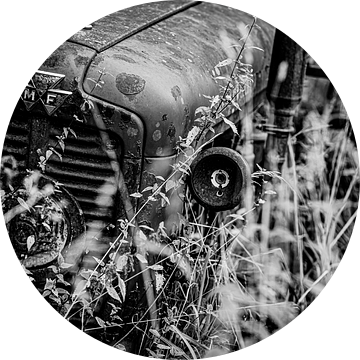 Oude Massey Ferguson tractor zwart wit