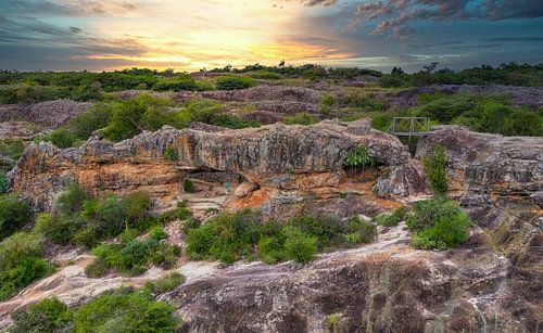Luftaufnahme des Felsbogens auf dem Cerro Arco in Tobati in Paraguay.