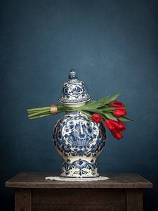 Delfter Blau mit roten Tulpen