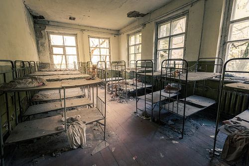Schlafsaal mit Hochbetten in verlassenem Kindergarten von Tschernobyl