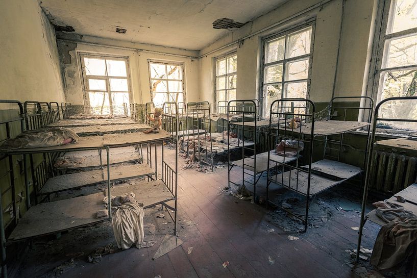 Schlafsaal mit Hochbetten in verlassenem Kindergarten von Tschernobyl von Robert Ruidl