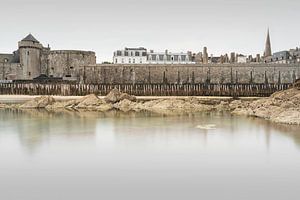 De oude stadsmuur van Saint Malo van Claire van Dun