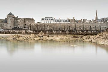 De oude stadsmuur van Saint Malo van Claire van Dun