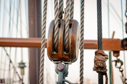 Katrol (scheepskatrol) van hout.