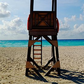 Uitkijktoren van een lifeguard op het strand van Anouk Noordhuizen