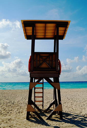 Uitkijktoren van een lifeguard op het strand