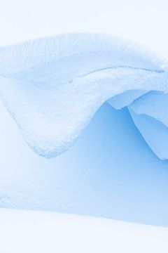 Minimalistische en abstracte structuren en details in de sneeuw veroorzaakt door sneeuwduinen met li van Bas Meelker