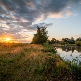 Sonnenaufgang am Fluss von Johan Honders