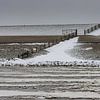 Winterse Waddenzee bij Roptazijl. IJsschotsen drijven op het water van van Meindert van Dijk