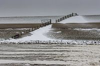 Winterse Waddenzee bij Roptazijl. IJsschotsen drijven op het water van