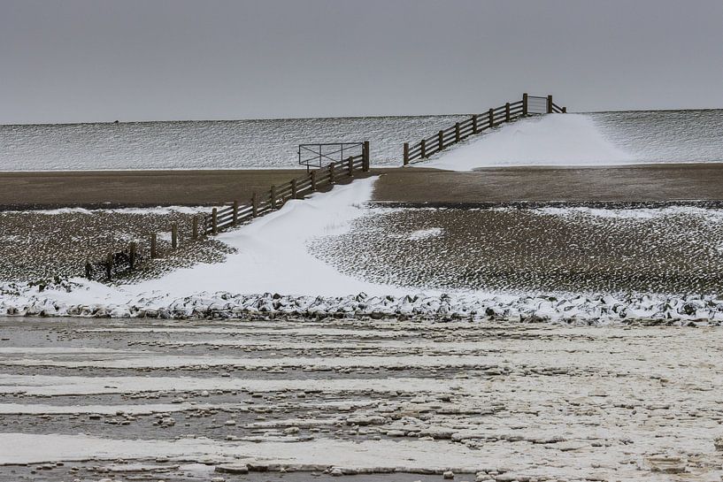 Winterse Waddenzee bij Roptazijl. IJsschotsen drijven op het water van van Meindert van Dijk