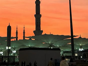 Majestätisches Minarett bei Sonnenuntergang - ein ruhiger Abend in Medina