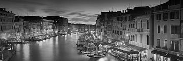 Uitzicht vanaf de Rialtobrug in Venetië in zwart-wit. van Manfred Voss, Schwarz-weiss Fotografie