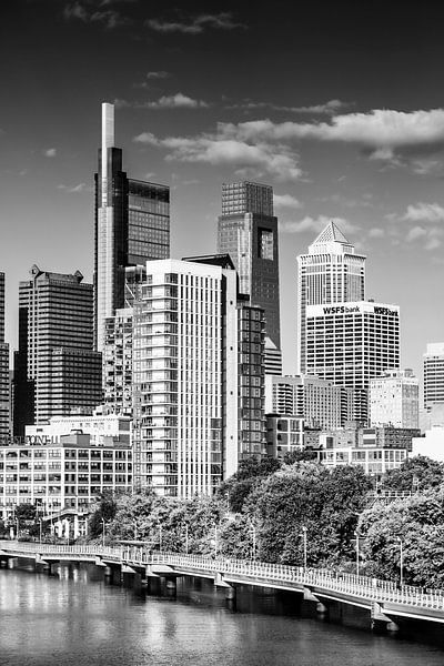 Blick von der South Street Bridge auf Downtown Philadelphia | Monochrom von Melanie Viola