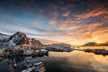 Havenstad Svolvaer op de Lofoten-eilanden in Noorwegen in de winter met sneeuw bij zonsopgang van Robert Ruidl