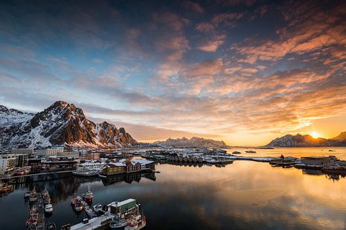 Hafenstadt Svolvaer auf den Lofoten Inseln in Norwegen im Winter mit Schnee bei Sonnenaufgang