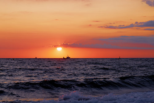 Strand mit Segelbooten in La Turballe, Bretagne, bei Sonnenuntergang, Frankreich