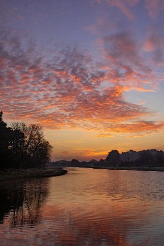 Nederlandse wolkenlucht met zonsopkomst