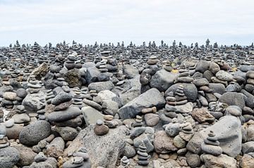 Stenen piramides in een rustig landschap van Alexander Baumann