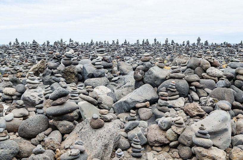 Stenen piramides in een rustig landschap van Alexander Baumann