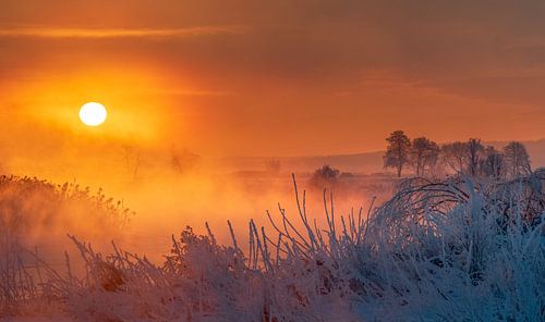 Bevroren omarming van de zon boven de Gwda-rivier