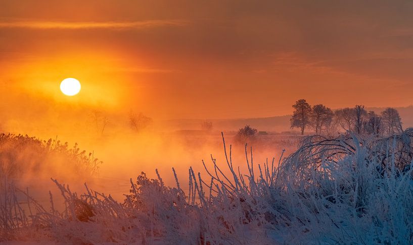 Frostige Umarmung der Sonne über dem Fluss Gwda von Krzysztof Tollas