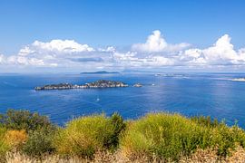 Inseln im blauen Meer