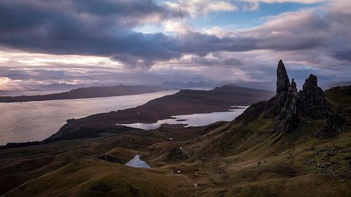Panorama des formations rocheuses, des îles et de la mer sur Sky Isle en Ecosse.