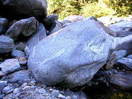 Bergwelten XXVII - Felsen aus gebändertem Gneis im Valle di Livo von Helmut Martin - The Art of Stone - Steinkunst & Photographie