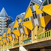 Maisons cubiques à Rotterdam sous le soleil de fin d'après-midi dans un ciel bleu clair. sur John Duurkoop