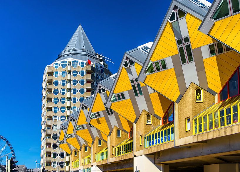Maisons cubiques à Rotterdam sous le soleil de fin d'après-midi dans un ciel bleu clair. par John Duurkoop