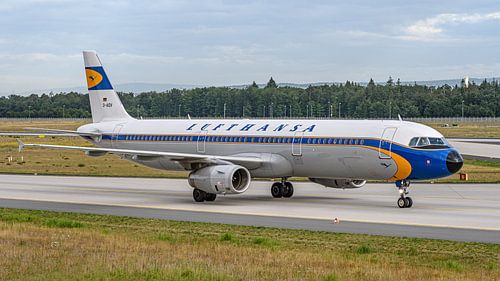 Lufthansa Airbus A321 in retro kleurenschema.