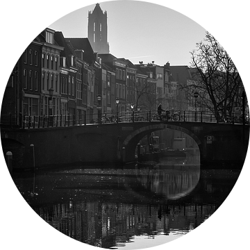 Tegenlicht in Utrecht: De Zandbrug, Oudegracht en de Domtoren bij tegenlicht in zwart-wit van André Blom Fotografie Utrecht