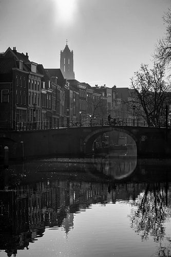 Tegenlicht in Utrecht: De Zandbrug, Oudegracht en de Domtoren bij tegenlicht in zwart-wit