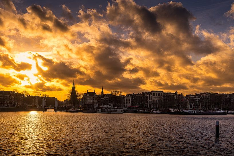 Montelbaanstoren und Amsterdam bei Sonnenuntergang von Bart Ros
