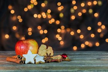 Kerstvakantie stilleven met voedsel, rode appel, zoete stervormige koekjes, specerijen van Alex Winter