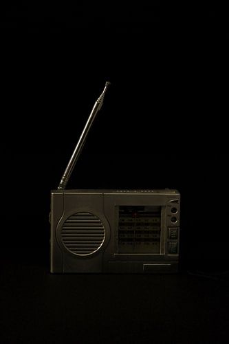 Oude radio in beeld gebracht tegen een zwarte achtergrond