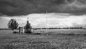 Chapel on the Hill in Schwarz und Weiß