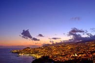 Vue du soir sur Funchal, capitale de l'île de Madère par Sjoerd van der Wal Photographie Aperçu