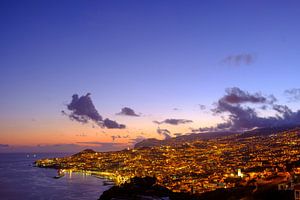 Abends Blick über Funchal, die Hauptstadt der Insel Madeira. von Sjoerd van der Wal Fotografie