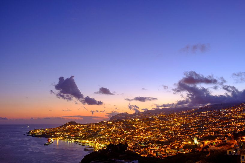 Vue du soir sur Funchal, capitale de l'île de Madère par Sjoerd van der Wal Photographie