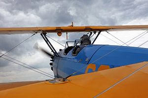 Historischer Doppeldecker im Flug