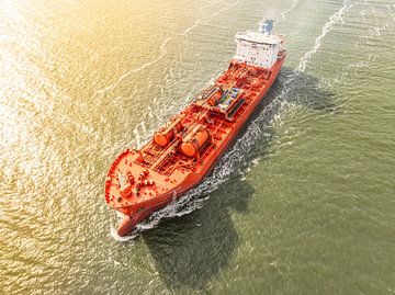 Tankschip dat de haven van IJmuiden binnenvaart, van bovenaf gezien.