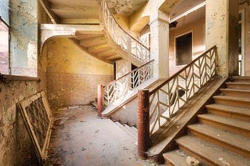 Treppe mit einer Wendung. von Roman Robroek – Fotos verlassener Gebäude