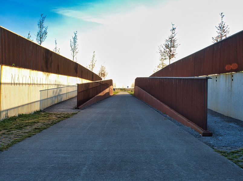 Tunnel du monument national MH17 dans le parc de Vijfhuizen par Atelier Liesjes
